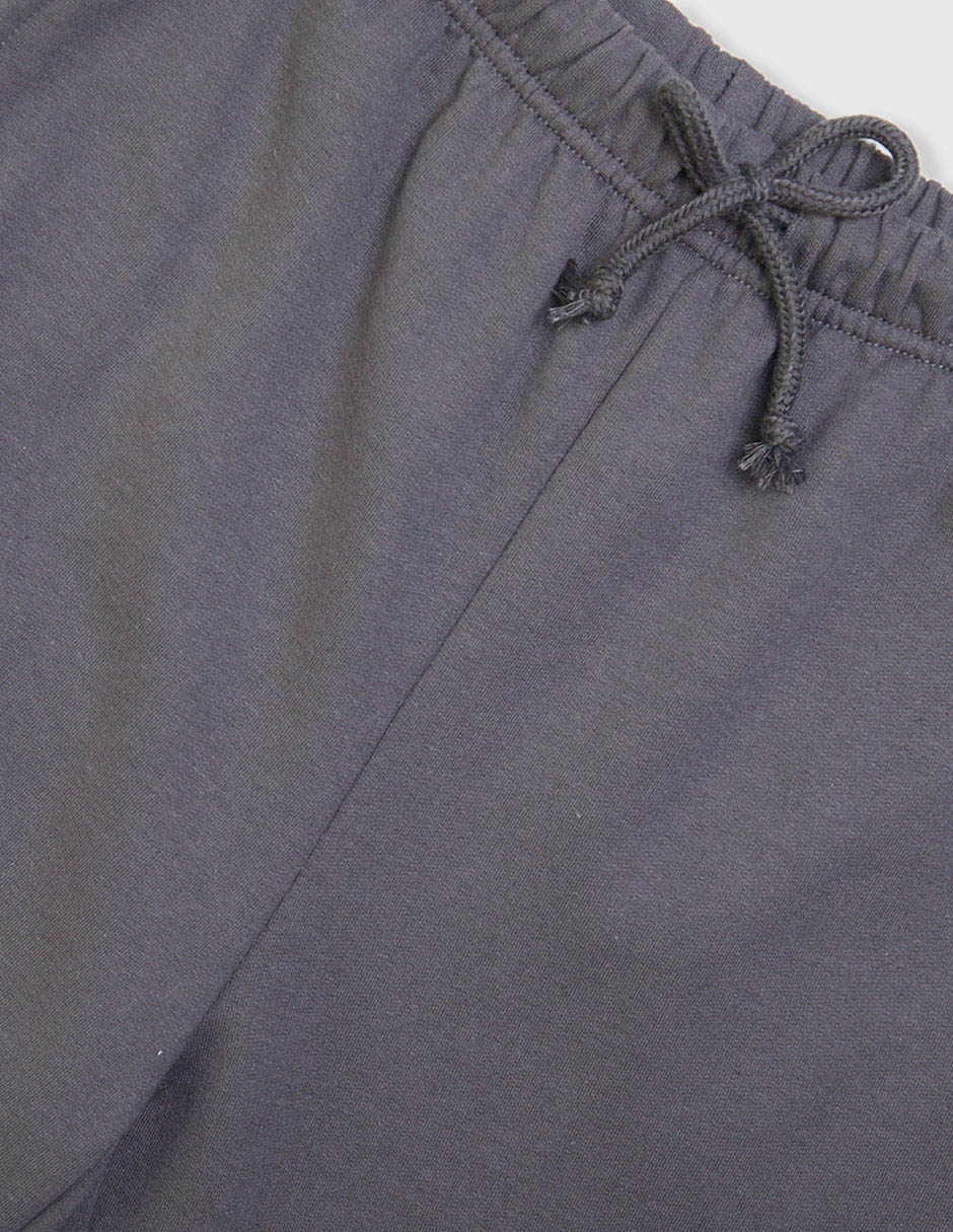 Gris obscuro