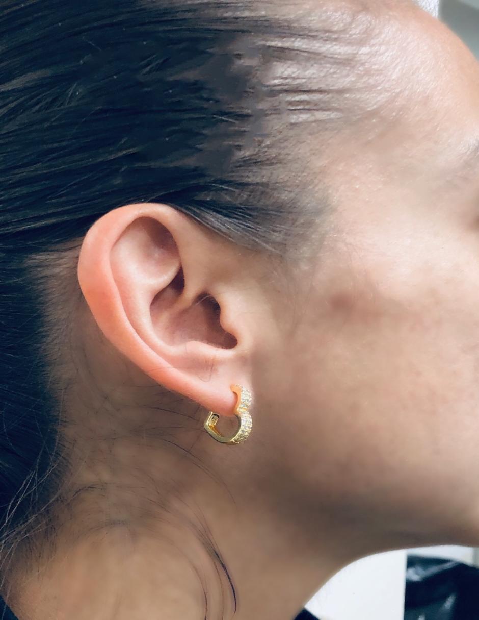Aretes de corazón con acabado baño de oro 14 K 3