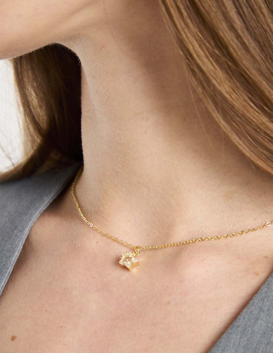 Collar con dije estrella 18 K