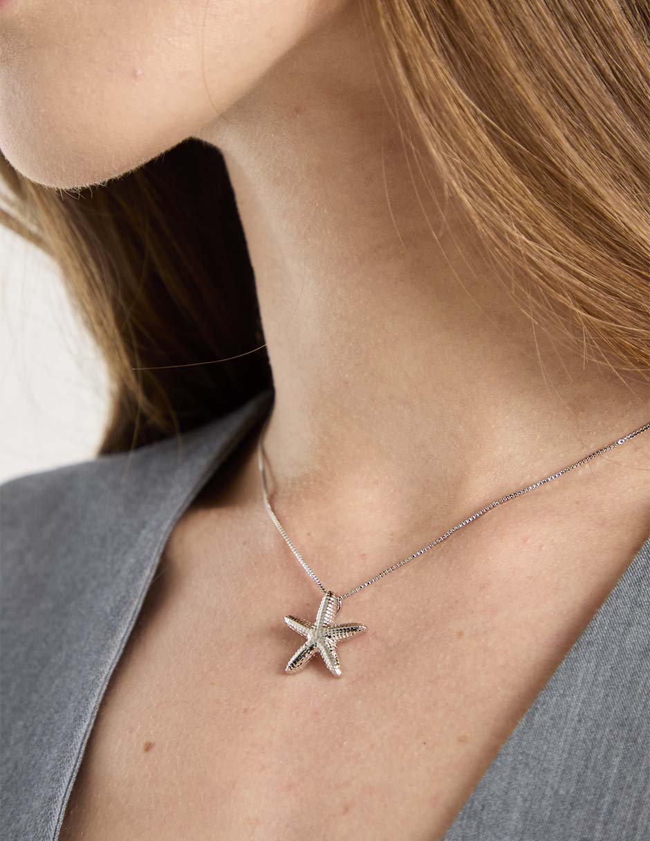 Collar con dije estrella de mar 18 K 4