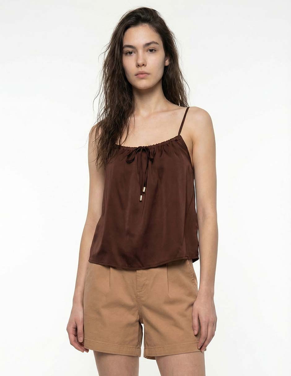 Top escote medio tirante ajustable Top escote medio tirante ajustable