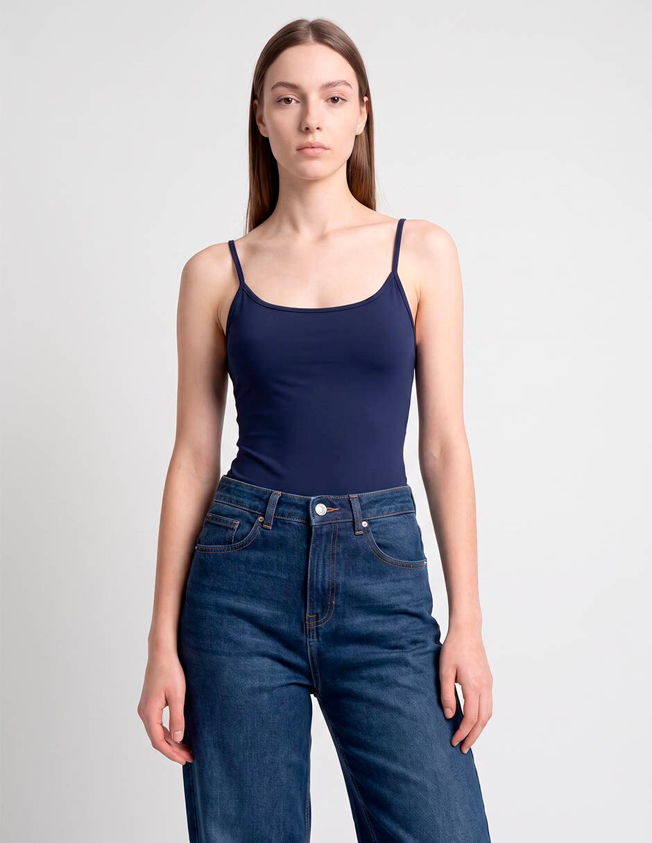 Top cuello redondo escote medio tirante delgado