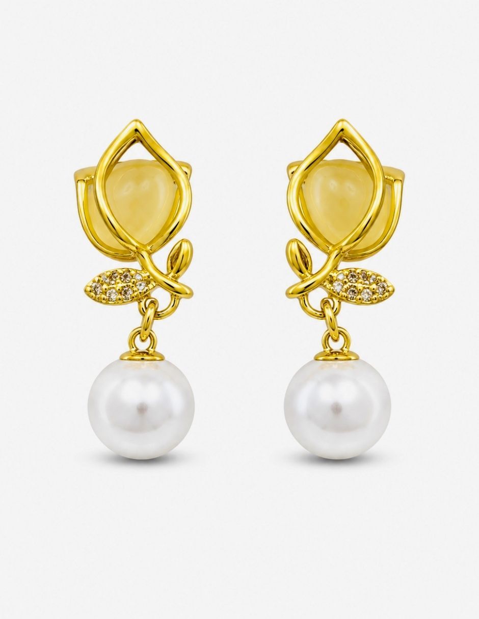 Aretes de flor con acabado baño de oro 14 K Aretes de flor con acabado baño de oro 14 K